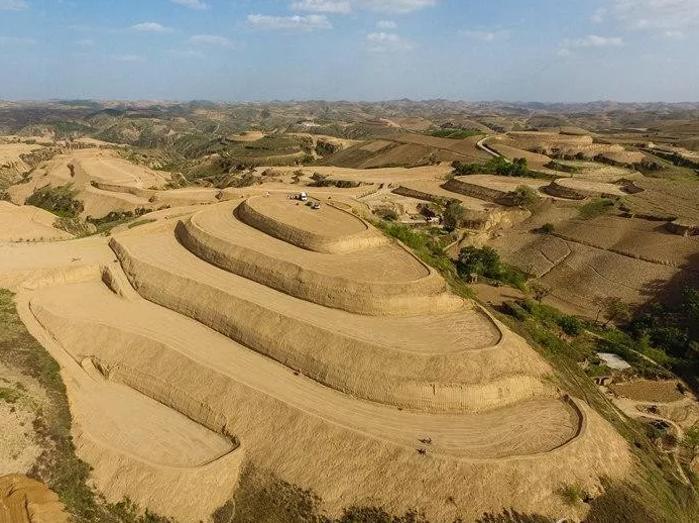 高标准梯田上了山，较高的标准其实并不高，土层薄没有营养，连草都不长