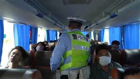 乘客带两颗白菜坐大巴车，司机被处罚200元，交警：这是人货混装